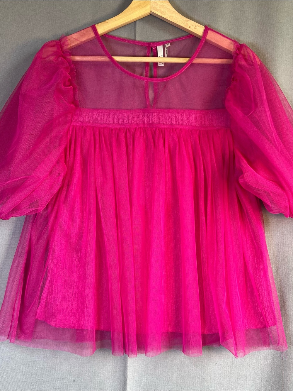 Kaktus Hot Pink Sheer Mesh Tulle Overlay Top SzM with Puff Sleeves Whimsical